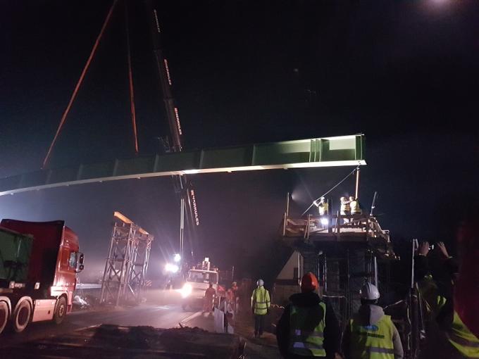 Nocny montaż belek w Jaworniku - 8 km od Głogoczowa. Fot. GDDKiA