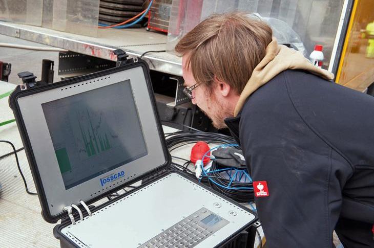 FOT. 1. Protokołowanie kontroli temperatury na ścianie zewnętrznej rękawa (po lewej)