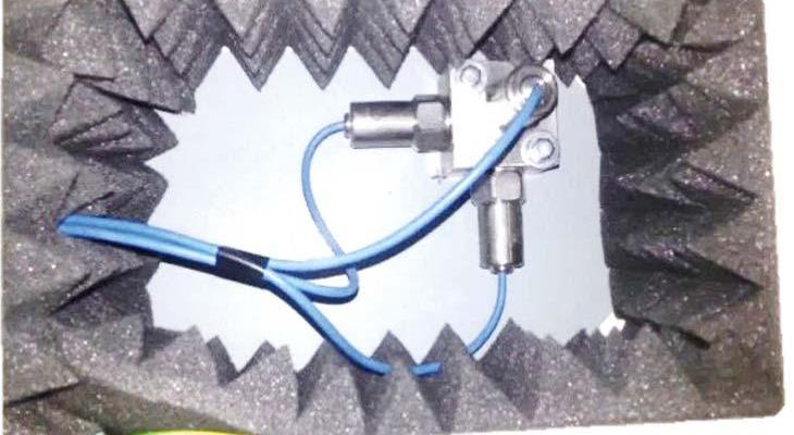 FOT. 1. Zestaw trzech, piezoelektrycznych czujników przyspieszeń zamocowany do konstrukcji stropu (widok wewnątrz obudowy ochronnej)