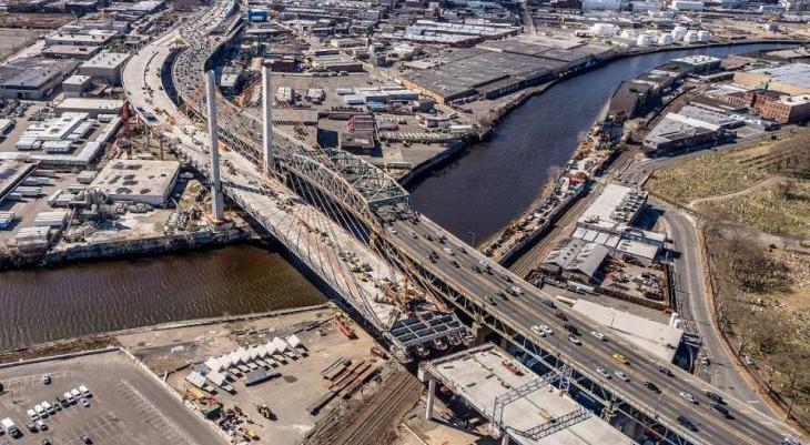 Oryginalna tablica z głównego przęsła starego mostu. Fot. dot.ny.gov