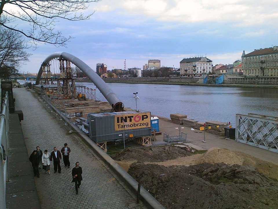 Budowa kładki - stan na 04.04.2010; fot.: inzynieria.com