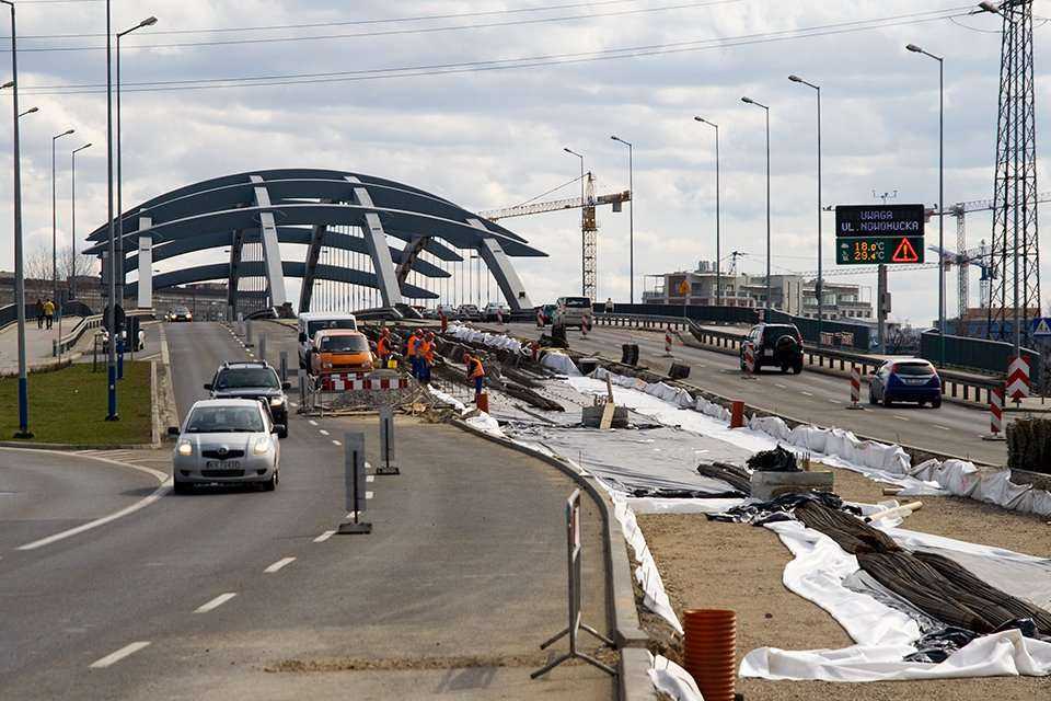 Budowa linii szybkiego tramwaju przy ul. Kotlarskiej. Stan na 30 marca 2010