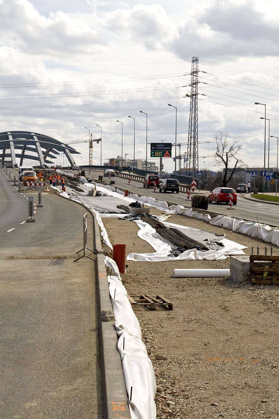 Budowa linii szybkiego tramwaju przy ul. Kotlarskiej. Stan na 30 marca 2010