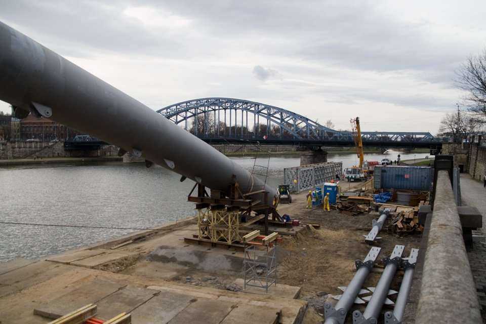 Budowa kładki - stan na 30.03.2010; fot.: inzynieria.com