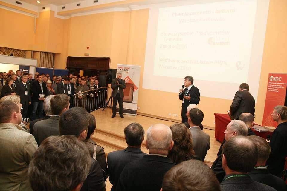 Prezentacja książki: Chemia cementu i betonu - Wiesław Kurdowski. Fot. inzynieria.com