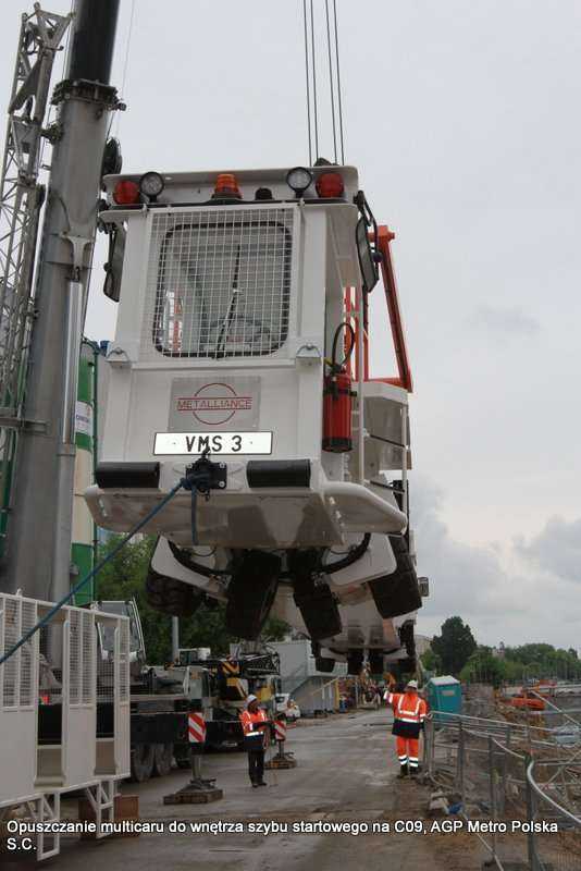 Opuszczanie multicaru na dno szybu startowego C09. Fot.  z archiwum AGP Metro Polska / stan na 14.05.2012 r.