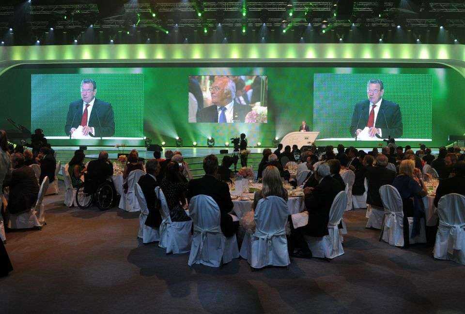 Przemawia były kanclerz Niemiec Gerhard Schröder. Fot. Herrenknecht AG