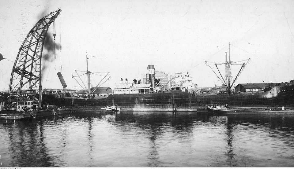 Wyładunek części parowozów. Data wydarzenia: 1923 - 1924. Fot. Narodowe Archiwum Cyfrowe