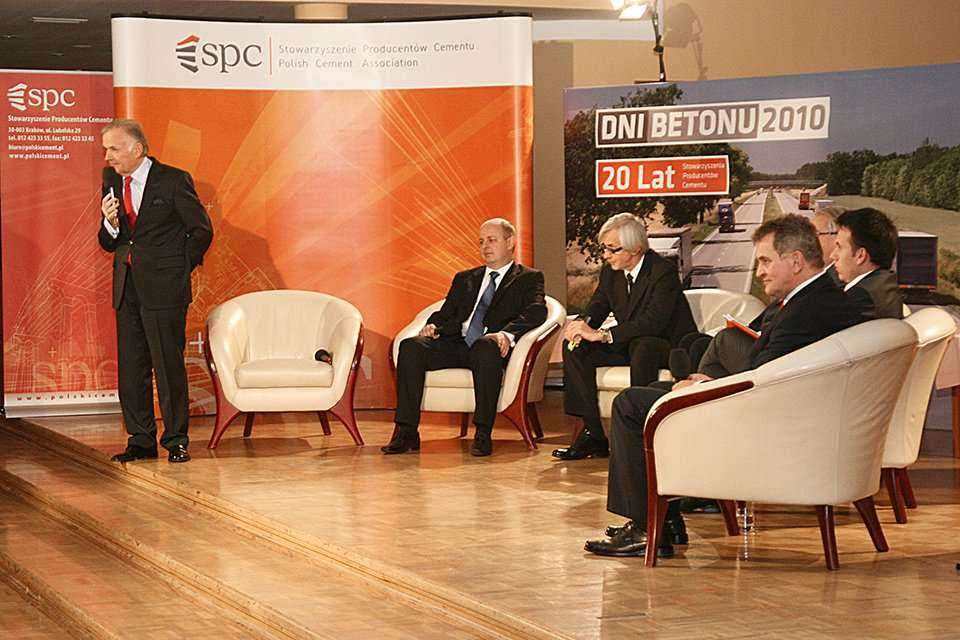 Debata publiczna pt. Beton a zrównoważone budownictwo. Od lewej: Tadeusz Mosz, Tomasz Rudnicki, Stefan Kuryłowicz, Tadeusz Syryjczyk, Marcin Peterlik, Konrad Jaskóła. Fot. inzynieria.com