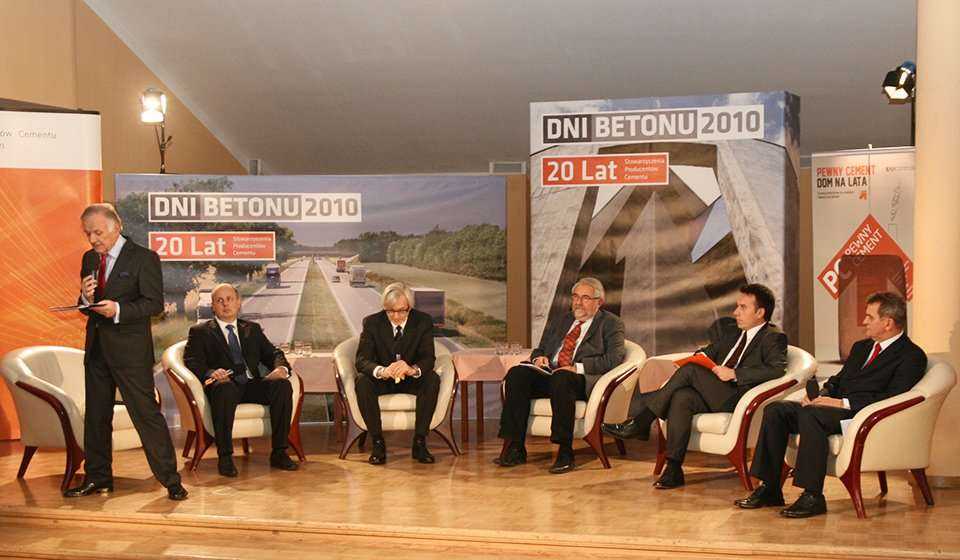 Debata publiczna pt. Beton a zrównoważone budownictwo. Od lewej: Tadeusz Mosz, Tomasz Rudnicki, Stefan Kuryłowicz, Tadeusz Syryjczyk, Marcin Peterlik, Konrad Jaskóła. Fot. inzynieria.com