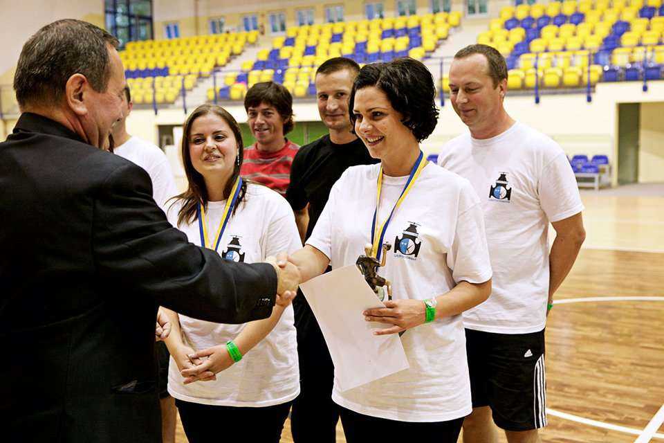 Spartakiada 2012 - turniej dwóch ogni - dekoracja zwycięzców / fot. z archiwum Katowickich Wodociągów S.A.