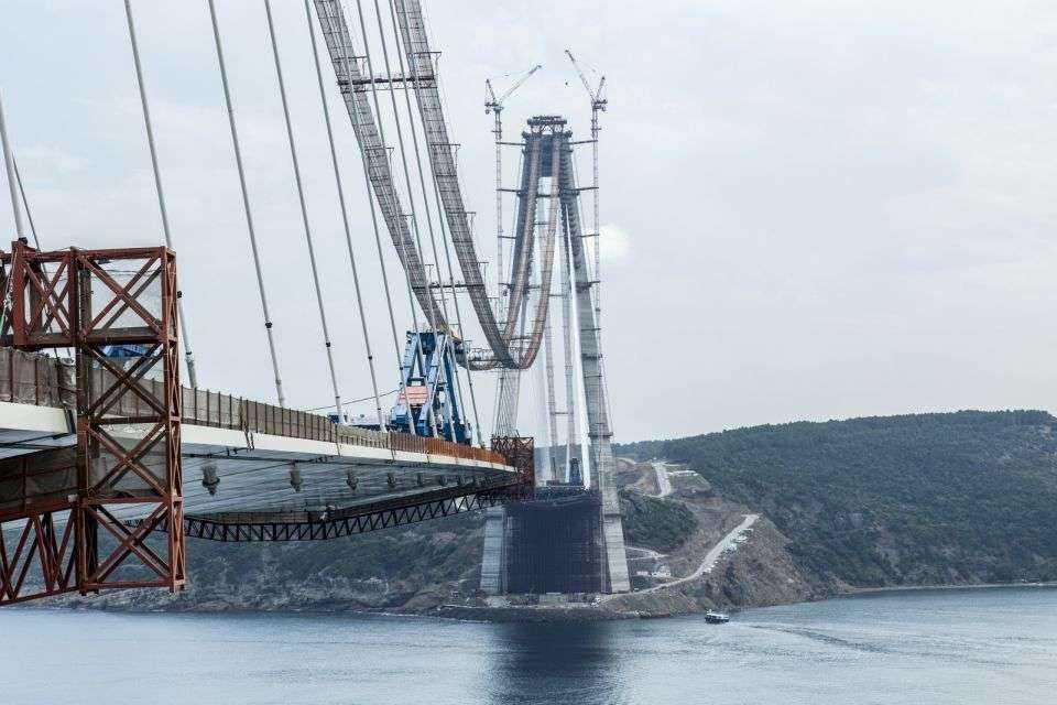 Budowa mostu nad cieśniną Bosfor. Fot. 3kopru.com