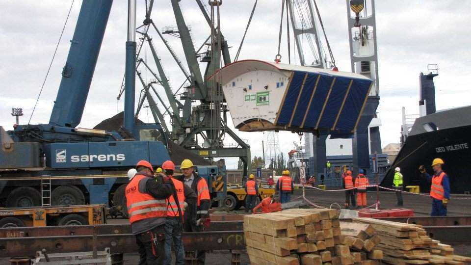 Rozładunek najcięższych części maszyny TBM / Fot. z archiwum GIK sp. z o.o.