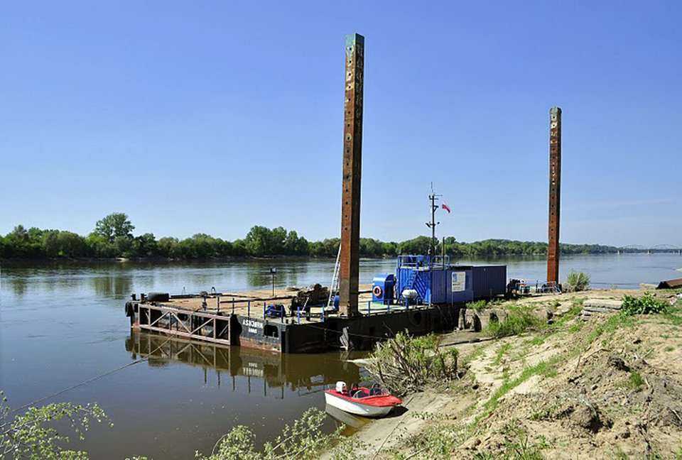 Barka sprowadzona z Danii do pogłębiania i budowy sztucznej wyspy, stan na maj 2011 / fot. Link PR