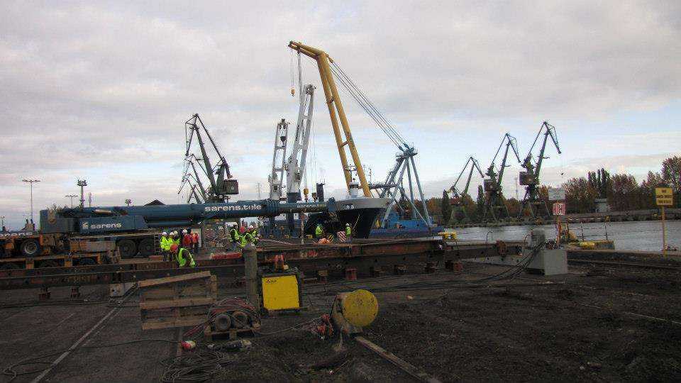 Rozładunek najcięższych części maszyny TBM / Fot. z archiwum GIK sp. z o.o.
