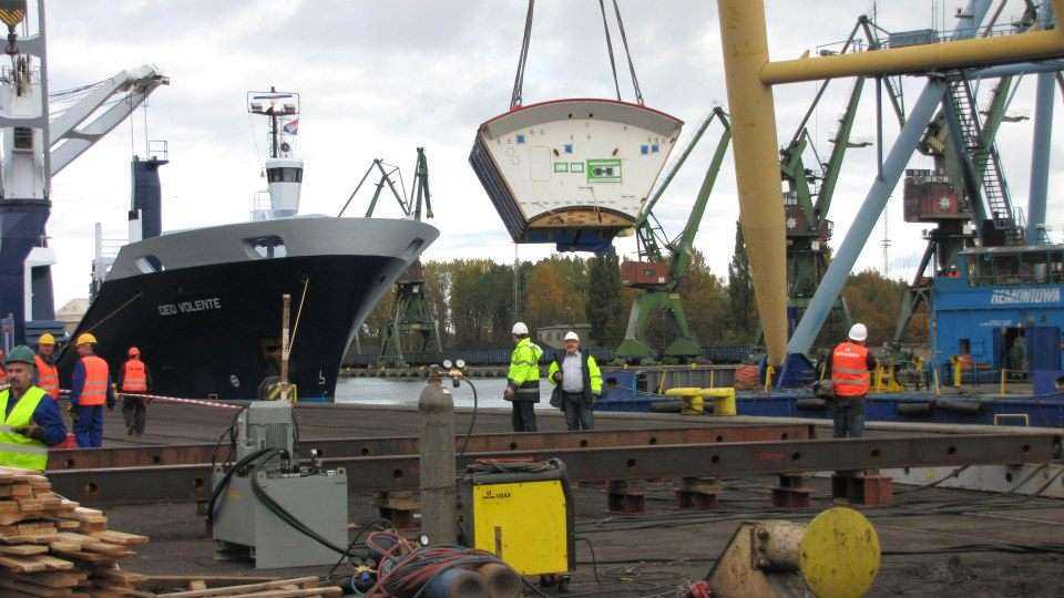 Rozładunek najcięższych części maszyny TBM / Fot. z archiwum GIK sp. z o.o.