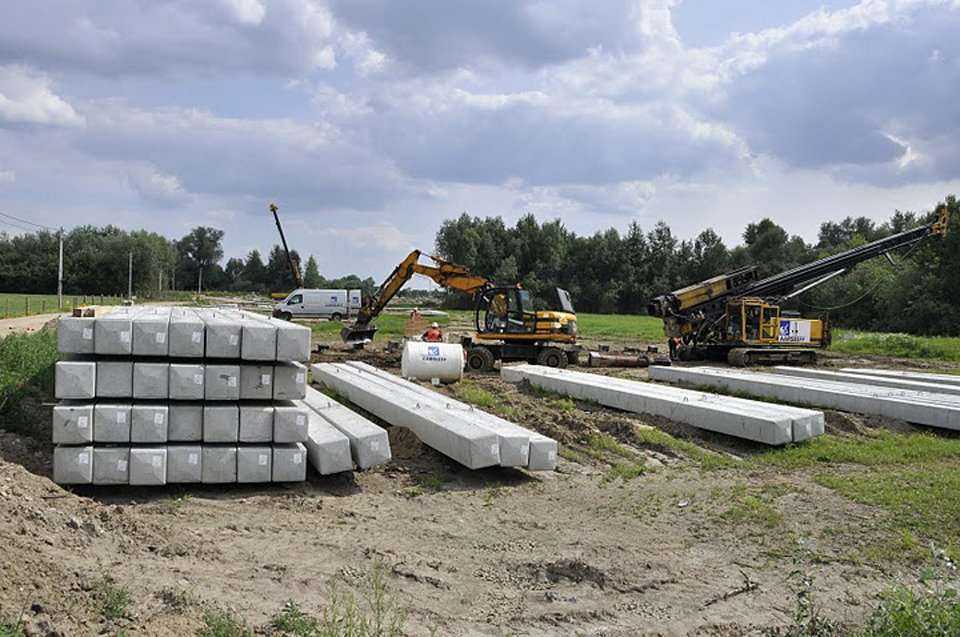 Na całej budowie zostało wbitych już ponad 2000 pali, stan na lipiec 2011 / fot. Link PR