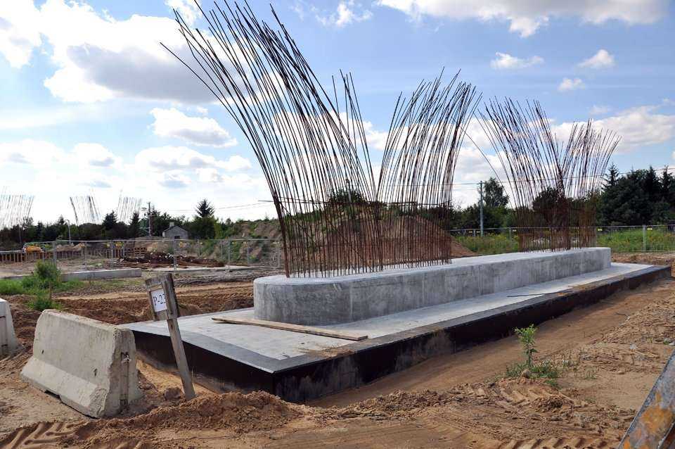Prace przy podporach lewobrzeżnych estakad, stan na wrzesień 2011 / fot. Link PR