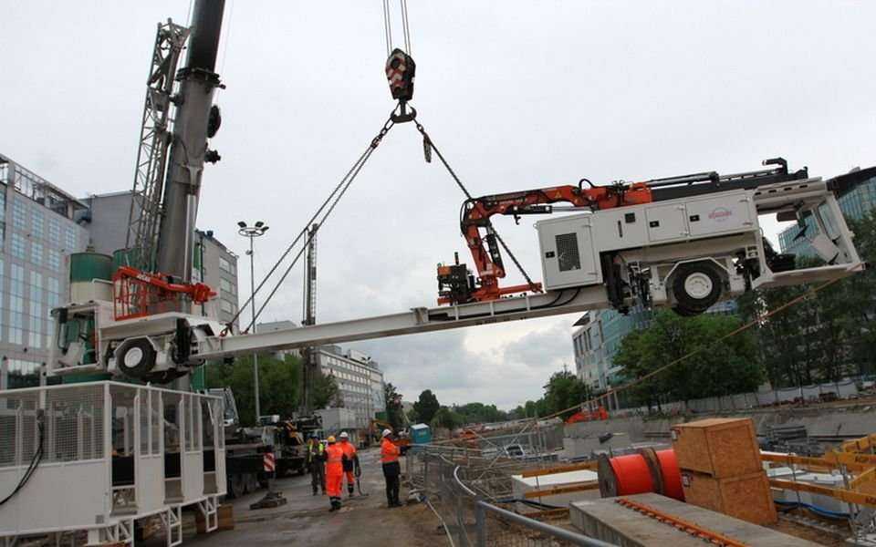 Opuszczanie multicaru na dno szybu startowego C09. Fot.  z archiwum AGP Metro Polska / stan na 14.05.2012 r.