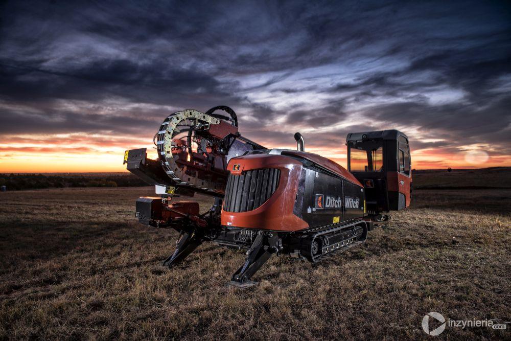 Druga z nowości to wiertnica JT40, wyposażona w silnik Cummins® diesel o mocy 160 KM (119 kW), zapewniający moc dla nacisku i uciągu o wartości 18,15 t. JT40 posiada nowoczesny system hydrauliczny, a składane i podnoszone pokrywy punktów serwisowych oraz brak punktów codziennego smarowania znacznie ułatwiają obsługę. 