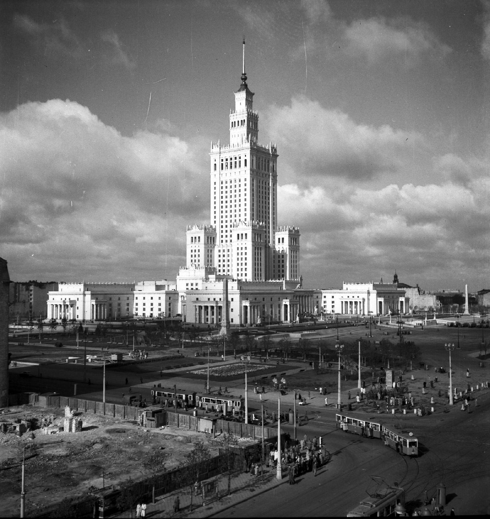 Pałac Kultury i Nauki w Warszawie (1955–1956). Gmach od strony ulicy Marszałkowskiej. Na pierwszym planie widoczne skrzyżowanie z Alejami Jerozolimskimi. Autor: Siemaszko Zbyszko.  Źródło: Zbiory Narodowego Archiwum Cyfrowego 
