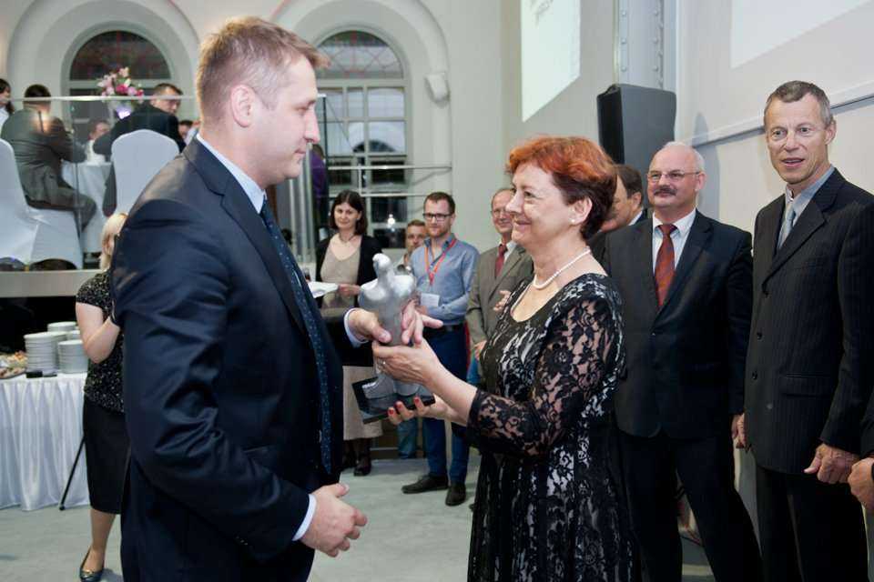 Jakub Blejsz z firmy Blejkan sp. z o.o. odbiera nagrodę TYTAN w kategorii 'projekt roku - renowacja' z rąk dr inż. Teresy Nowak / fot. <a href='http://www.quality-studio.com' target='_blank'>Quality Studio</a> dla www.inzynieria.com