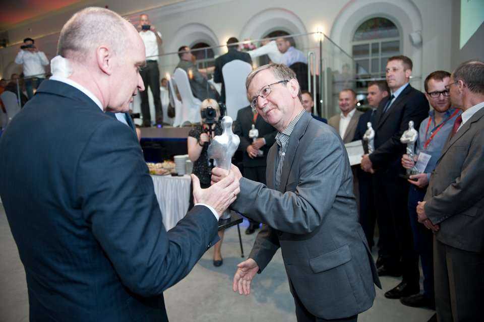 Robert Osikowicz z firmy Robert Osikowicz Engineering odbieraja nagrodę TYTAN w kategorii 'produkt roku' z rąk dr. inż. Floriana G. Piechurskiego / fot. <a href='http://www.quality-studio.com' target='_blank'>Quality Studio</a> dla www.inzynieria.com