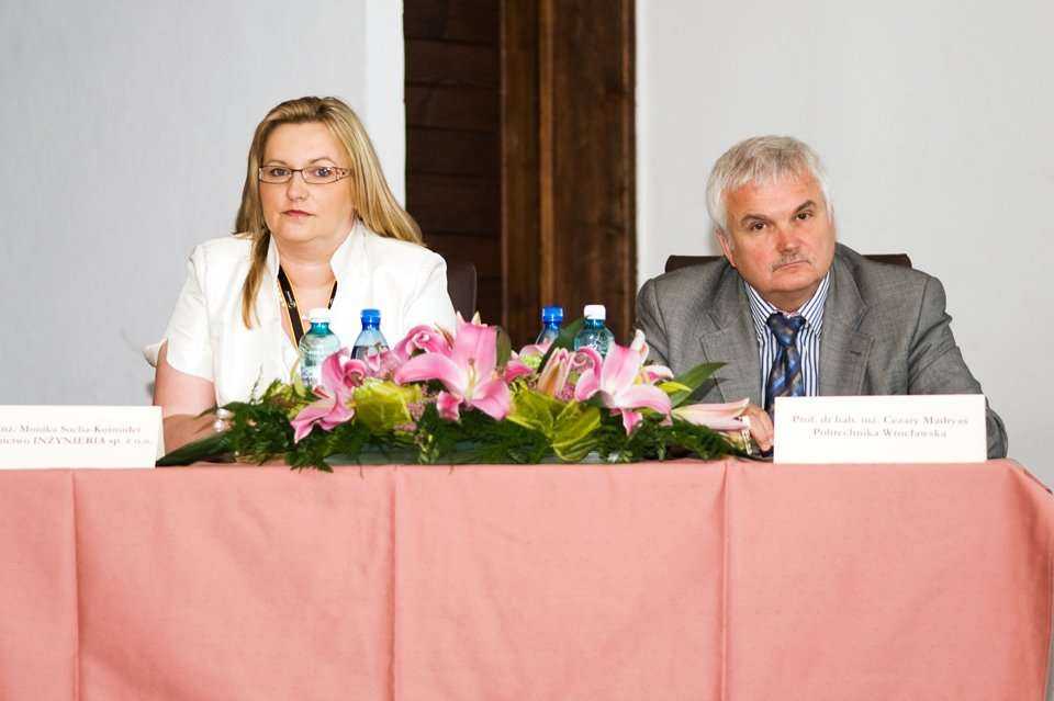 Członkowie prezydium: Monika Socha-Kośmider, Wydawnictwo INŻYNIERIA sp. z o.o. i prof. dr hab. inż. Cezary Madryas, Prorektor Politechniki Wrocławskiej / fot. inzynieria.com