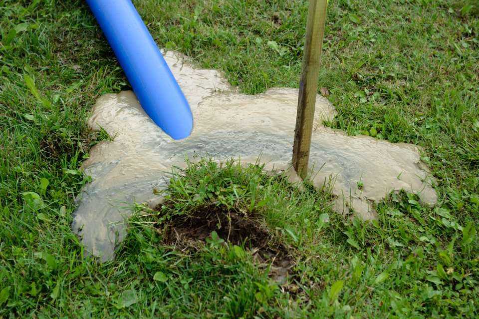 Wypływająca z otworu płuczka wiertnicza Fot. Quality Studio dla www.inzynieria.com