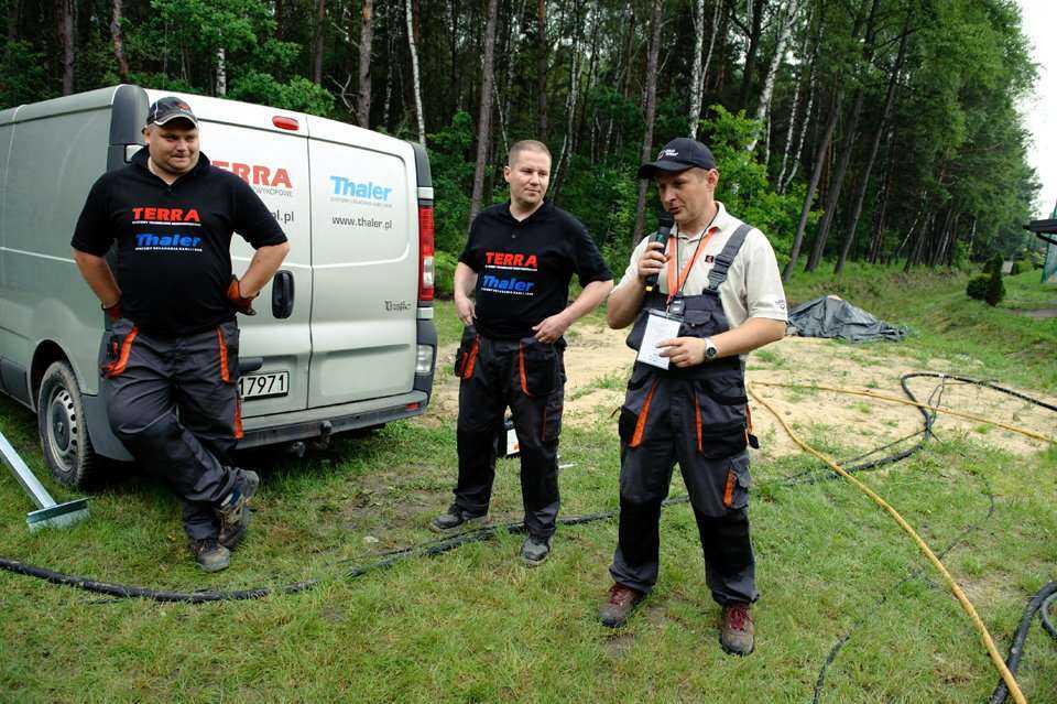 Jarosław Kubiak i Przemysław Descher z załogi Terra Thaler Sebastian Grygorcewicz oraz  Krzysztof Kublik z JL Maskiner w Polsce sp. z o.o. Fot. Quality Studio dla www.inzynieria.com