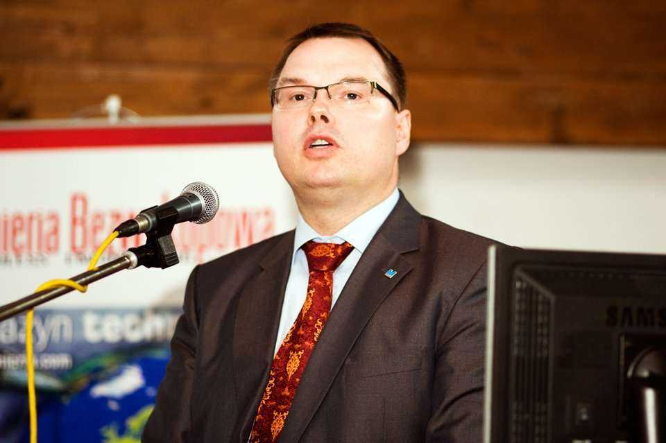 Jacek Lesiecki z firmy HOBAS System Polska  sp. z o.o. przybliża słuchaczom technologie mikrotunelowe zastosowane przy budowie układu przesyłowego ścieków z Warszawy lewobrzeżnej do OŚ Czajka / fot. inzynieria.com