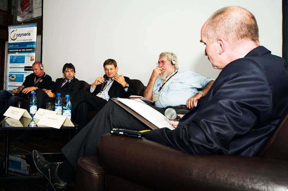 Panel dyskusyjny na temat  stanu obecnego i perspektyw rozwoju płynów wiertniczych. Eksperci (od lewej): Marcel Bijleveld - Cebo Holland BV, Jacek Jawoski - Hekobentonity sp. z o.o., Krzysztof Czudec - HEADS sp. z o.o., Frank Canon - Baroid Industrial Dri