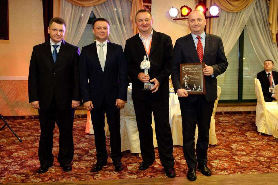 Od lewej: Jerzy Szewczuk z Zakładu Usług Specjalistycznych MPWiK sp. z o.o., Tomasz Daniłoś, prezes firmy INFRA S.A., Gabriel Benisz z firmy INFRA S.A. z nagrodą TYTAN 2012 oraz dr Krzysztof Głuc - Wiceprezes Zarządu ds. strategii i rozwoju Sądeckich Wodo