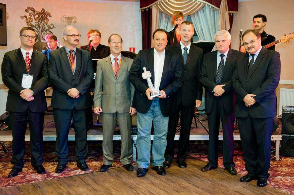 Od lewej: Paweł Kośmider z Wydawnictwa INŻYNIERIA sp. z o.o., dr inż. Dariusz Zwierzchowski z Wyższej Inżynierskiej Szkoły Bezpieczeństwa i Organizacji Pracy, prof. dr hab. inż. Marian Kwietniewski z Politechniki Warszawskiej, Dymitr Petrow-Ganew z firmy 