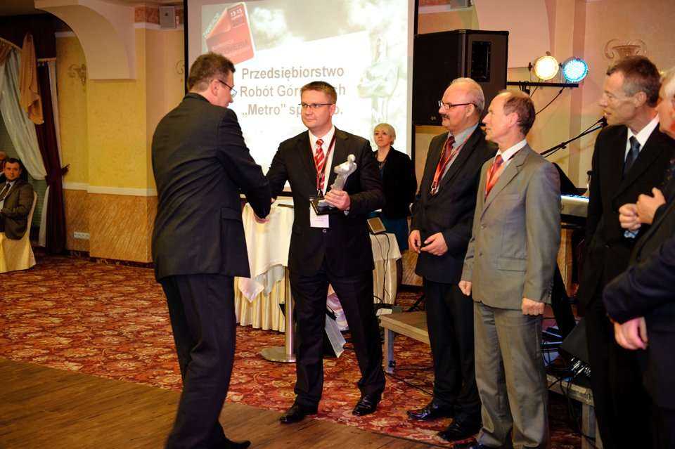 Andrzej Kulczakowicz z Przedsiębiorstwa Robót Górniczych 'Metro' sp. z o.o. odbiera TYTANA 2012 w kategorii 'Firma roku' z rąk Pawła Kośmider z Wydawnictwa INŻYNIERIA sp. z o.o. Fot. Quality Studio dla www.inzynieria.com