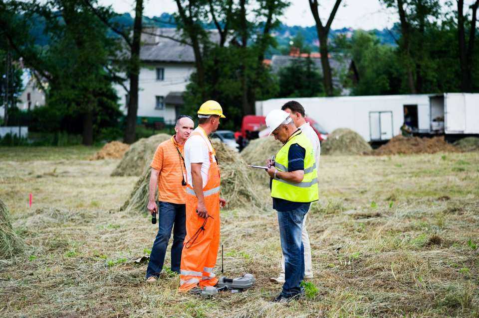 Pierwszy z lewej: członek jury - Robert Osikowicz z załogą firmy Telprojmont / fot. inzynieria.com