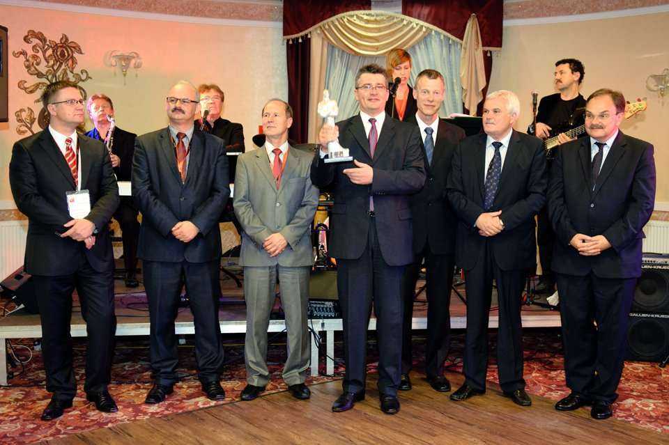 Od lewej: Paweł Kośmider z Wydawnictwa INŻYNIERIA sp. z o.o., dr inż. Dariusz Zwierzchowski z Wyższej Inżynierskiej Szkoły Bezpieczeństwa i Organizacji Pracy, prof. dr hab. inż. Marian Kwietniewski z Politechniki Warszawskiej, Andrzej Kulczakowicz z Przed