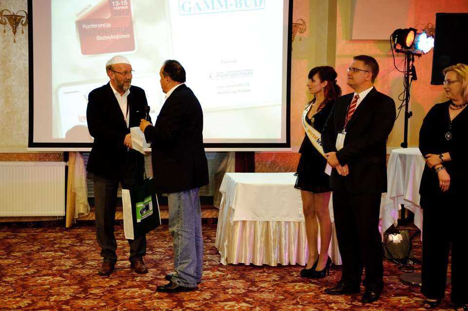 Marek Mathea z firmy HOBAS System Polska sp. z o.o. odbiera nagrodę za zwycięstwo w zawodach w jeździe pojazdami typu segway z rąk Dymitra Petrowa-Ganewa z firmy Herrenknecht AG. Fot. Quality Studio dla www.inzynieria.com