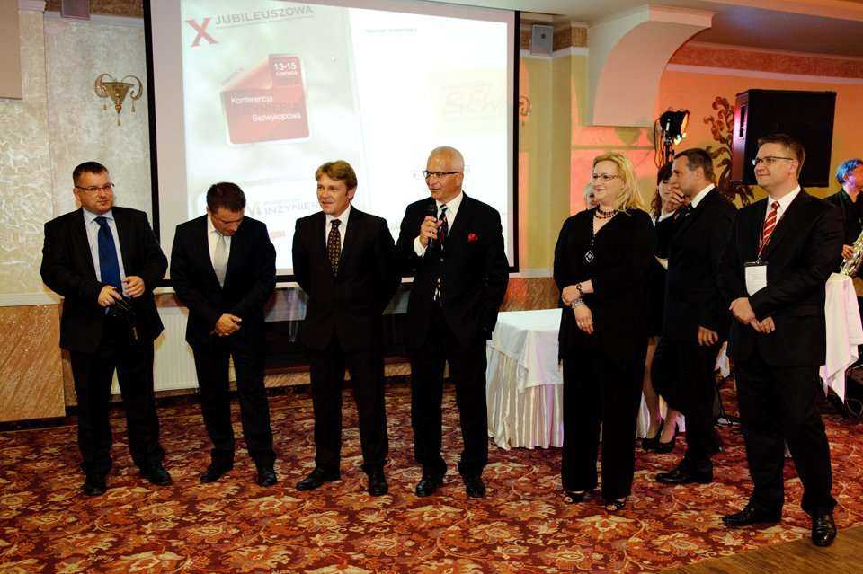 Od lewej: Tomasz Szczepański z firmy MC-Bauchemie sp. z o.o., Tomasz Daniłoś z firmy INFRA S.A., Rafał Chart z firmy Insituform sp. z o.o., Mariusz Iwanejko z firmy INFRA S.A., Monika Socha-Kośmider z Wydawnictwa INŻYNIERIA sp. z o.o., Przemysław Łobodzie