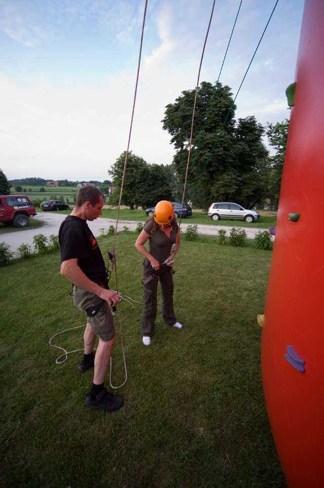 Rywalizacja uczestników Konferencji we wspinaniu się na ściankę na czas