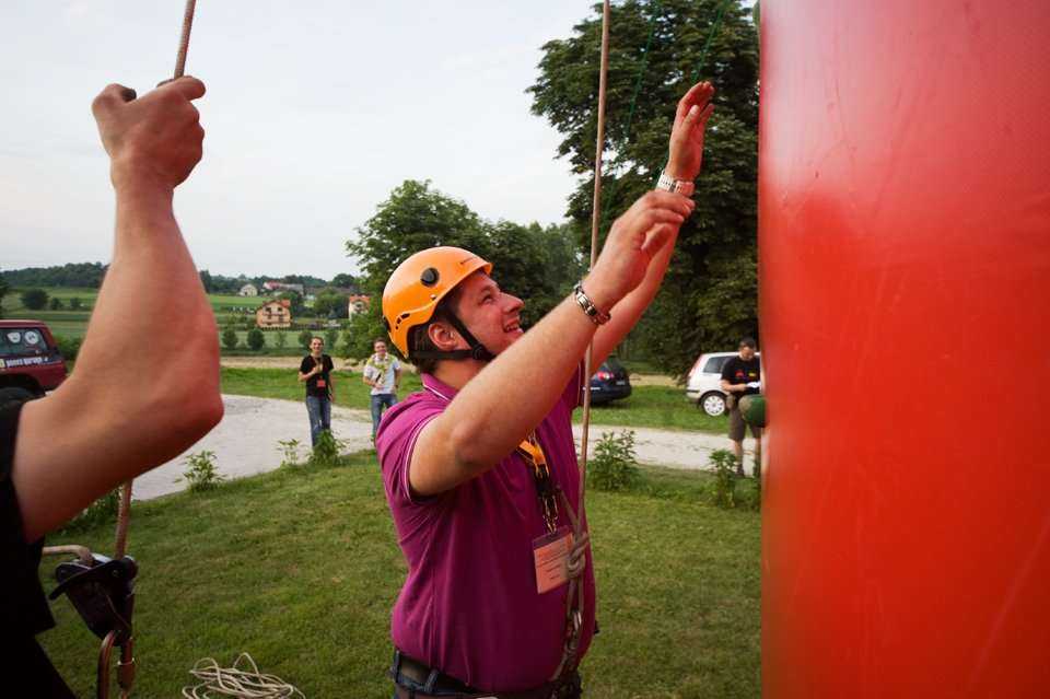 Rywalizowanie we wspinaniu się na czas na ściankę podczas biesiady grillowej