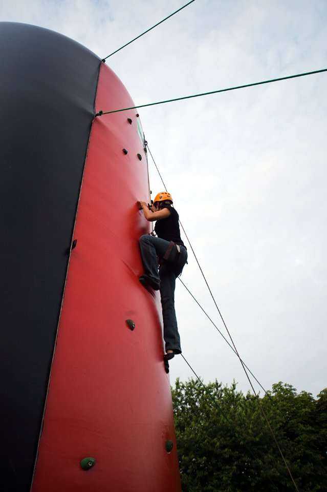 Uczestnicy Konferencji rywalizują na czas na sztucznej ściance wspinaczkowej podczas biesiady grillowej