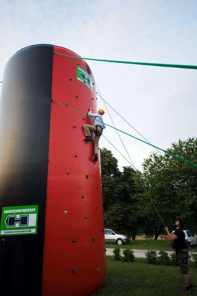 Uczestnicy Konferencji rywalizują na czas na sztucznej ściance wspinaczkowej podczas biesiady grillowej