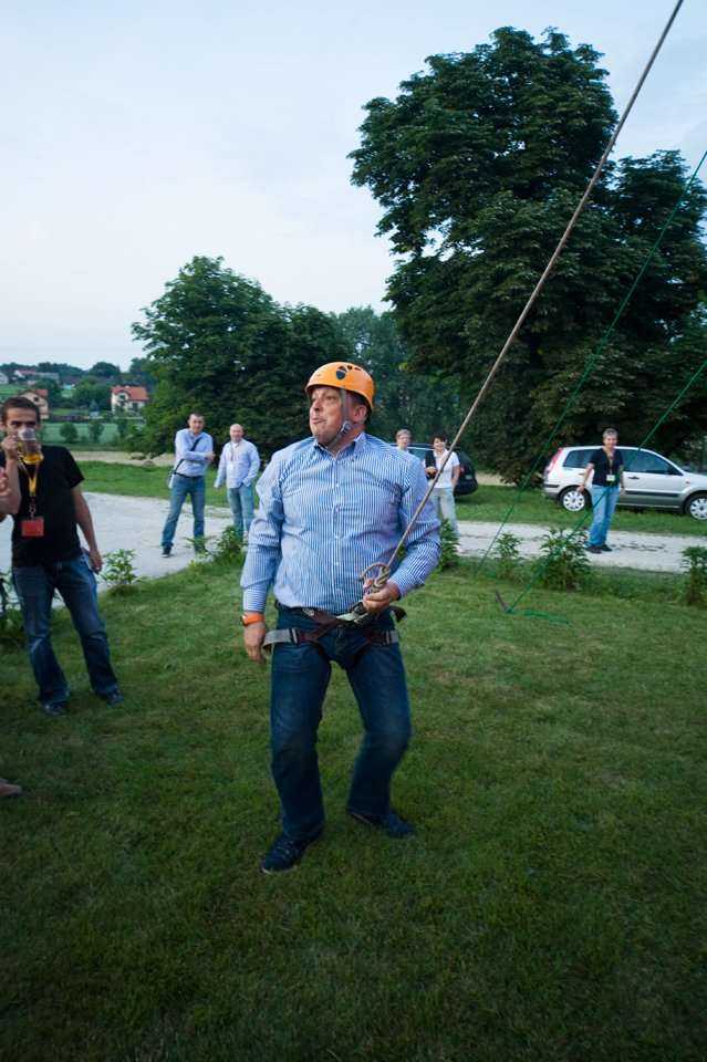 Dymitr Petrow-Ganew próbuje swoich sił na sztucznej ściance wspinaczkowej