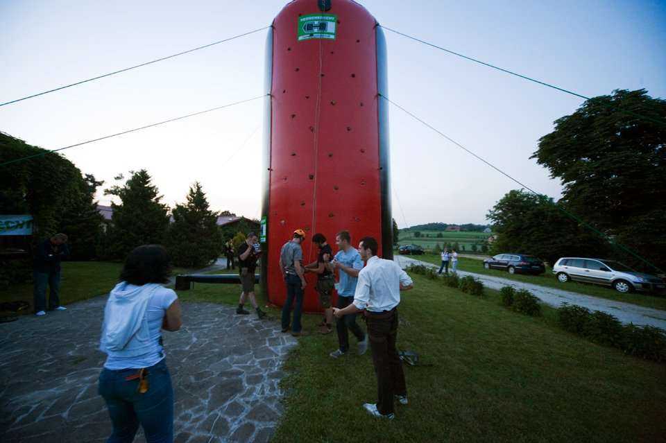 Uczestnicy Konferencji rywalizują na czas na sztucznej ściance wspinaczkowej podczas biesiady grillowej