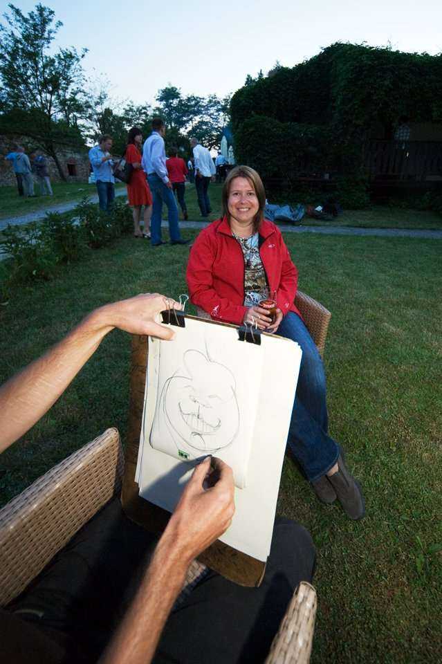 Magdalena Tłoczek z Izby Gospodarczej 'Wodociągi Polskie' portretowana przez karykaturzystę