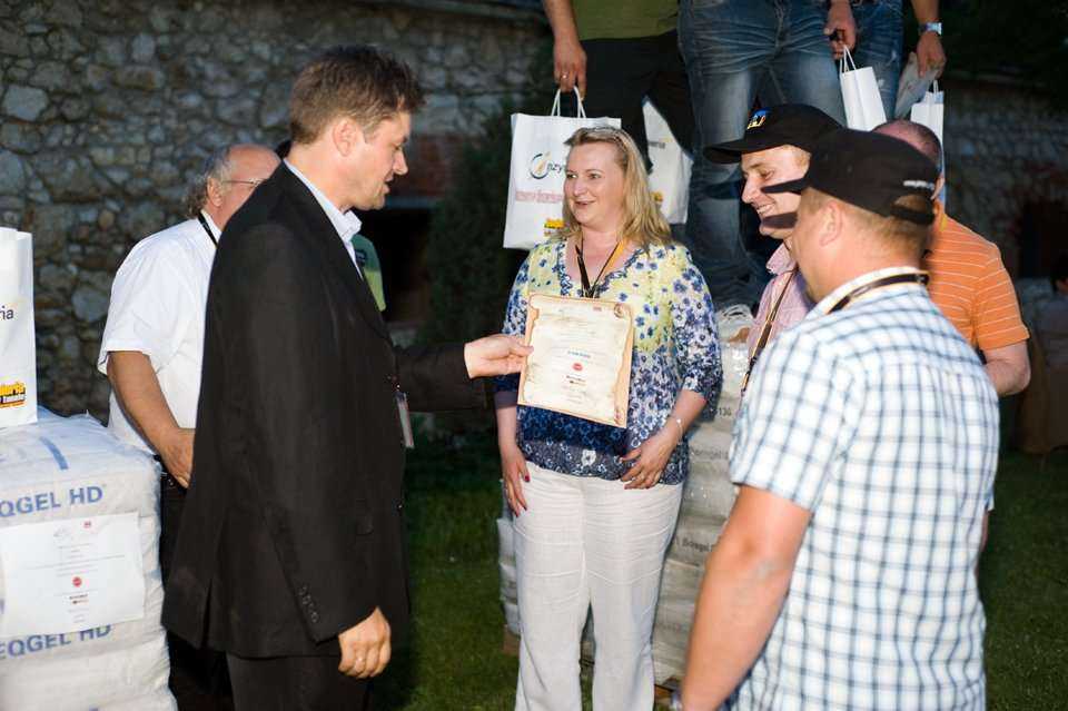 Rozdanie nagród za udział w Rodeo HDD  2011 / uczestnicy Rodeo HDD 2011 po rozdaniu nagród / Od lewej: Krzysztof Czudec firma HEADS sp. z o.o., Monika Socha-Kośmider z Wydawnictwa INŻYNIERIA sp. z o.o. oraz odbierająca puchar oraz dyplom zwycięska załoga 