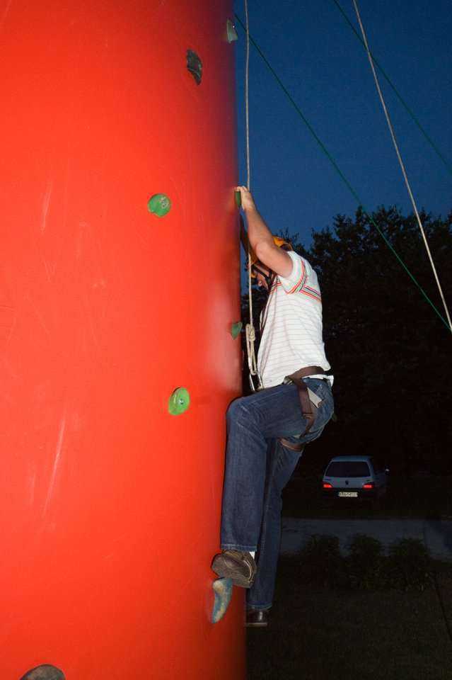 Uczestnicy Konferencji rywalizują na czas na sztucznej ściance wspinaczkowej podczas biesiady grillowej