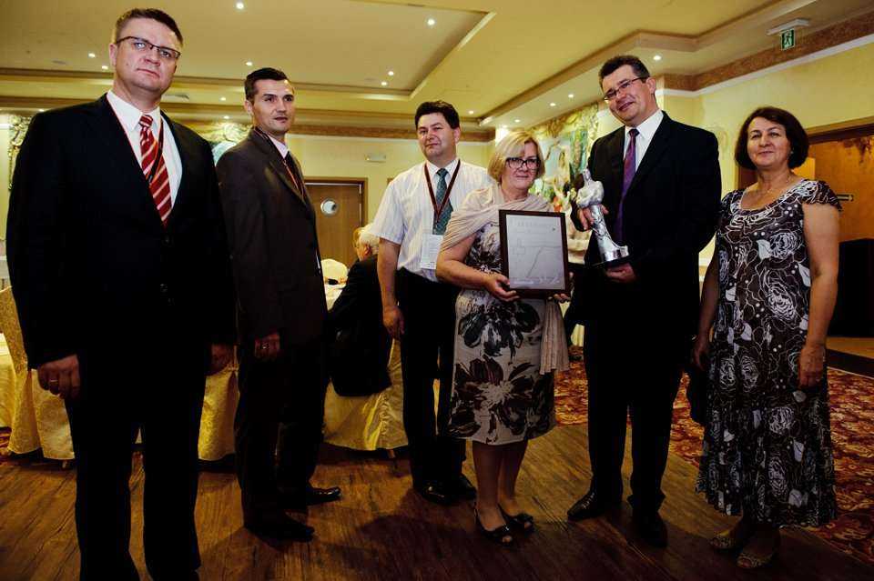 Paweł Kośmider z Wydawnictwa INŻYNIERIA sp. z o.o., Andrzej Kulczakowicz z Przedsiębiorstwa Robót Górniczych 'Metro' sp. z o.o. oraz przedstawiciele Miejskiego Przedsiębiorstwa Wodociągów i Kanalizacji w m. st. Warszawa S.A. z Tytanowym Laurem Inwestora. 