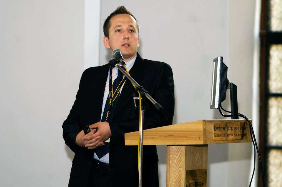 Tomasz Poloczek z firmy HABA-BETON Johann Bartlechner sp. z o.o. przedstawia projekt polegający na realizacji gigantycznego mikrotunelu z wykorzystaniem rur DA4100 DN3200 w Monachium / fot. inzynieria.com